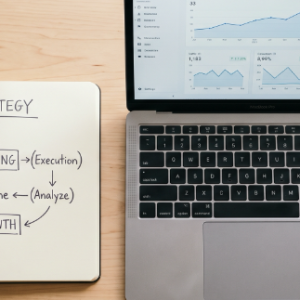 un ordenador y una libreta con un diseño de estrategia digital para pymes