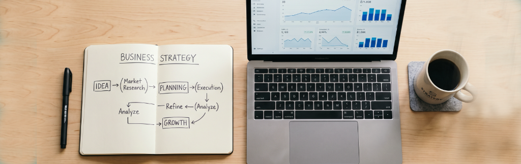 un ordenador y una libreta con un diseño de estrategia digital para pymes